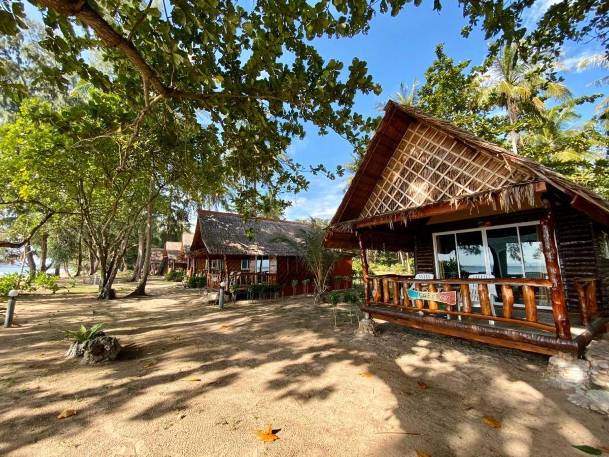 Kohjum Freedom Resort Koh Jum Exterior foto